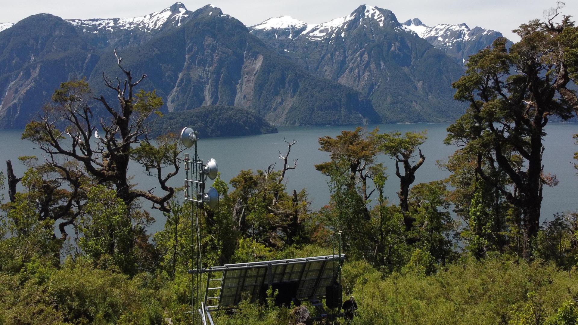Radio Lodge™ instalado en Morro Camello con vista al derrumbe del terremoto de Aysén 2007